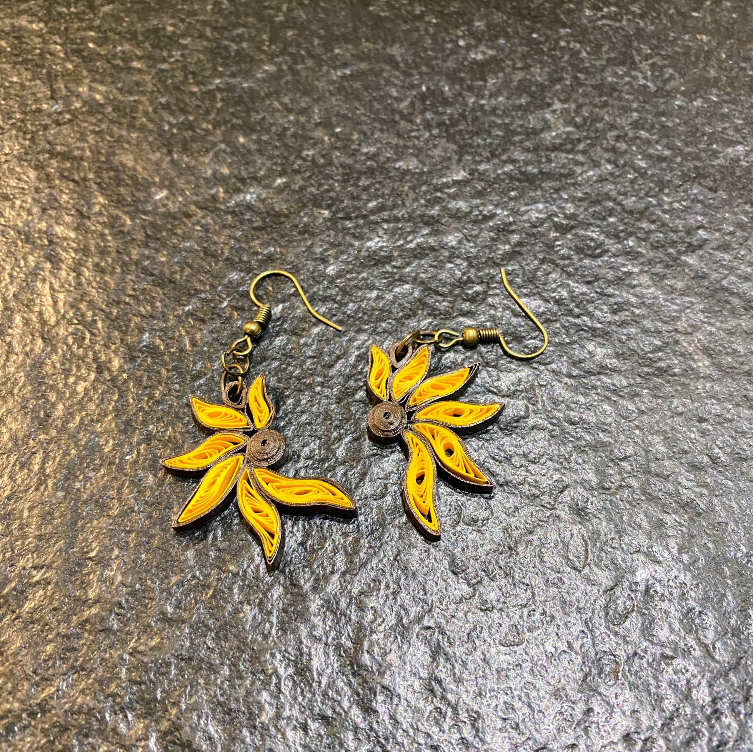 BOUCLES DEMIE FLEUR JAUNE QUILLING BOUCLES DEMIE FLEUR JAUNE