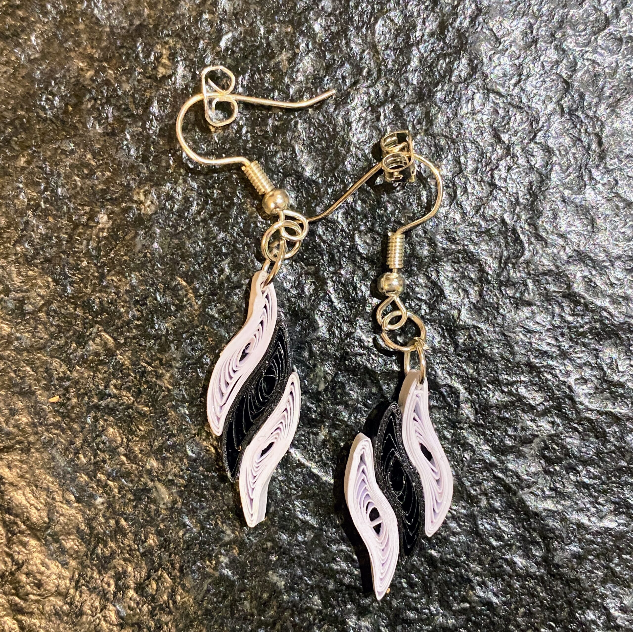 BOUCLES GOUTTES NOIRES ET BLANCHES QUILLING BOUCLES GOUTTES NOIRES ET BLANCHES