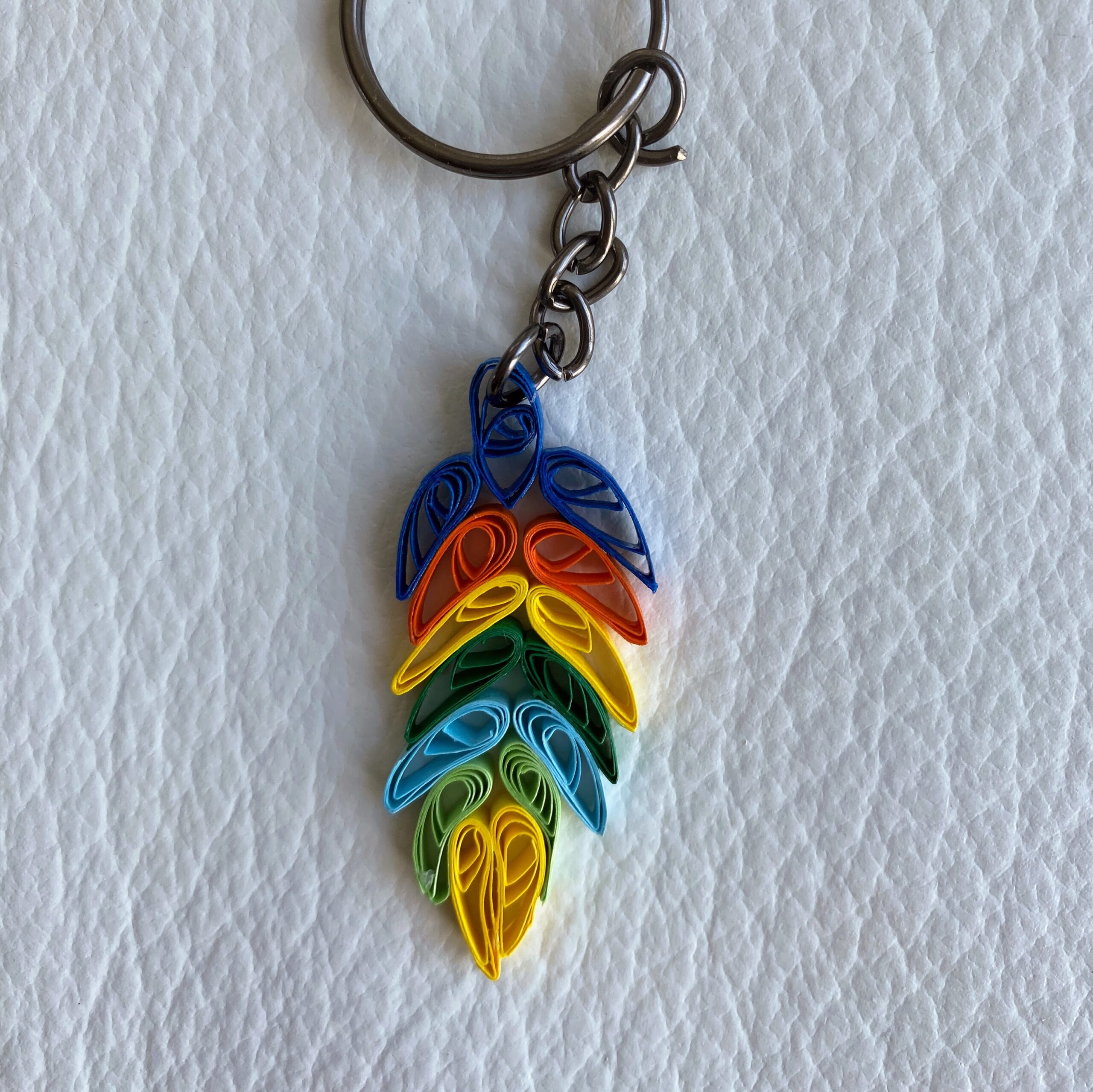 PORTE CLES PLUME ARC EN CIEL QUILLING PORTE CLES PLUME ARC EN CIEL