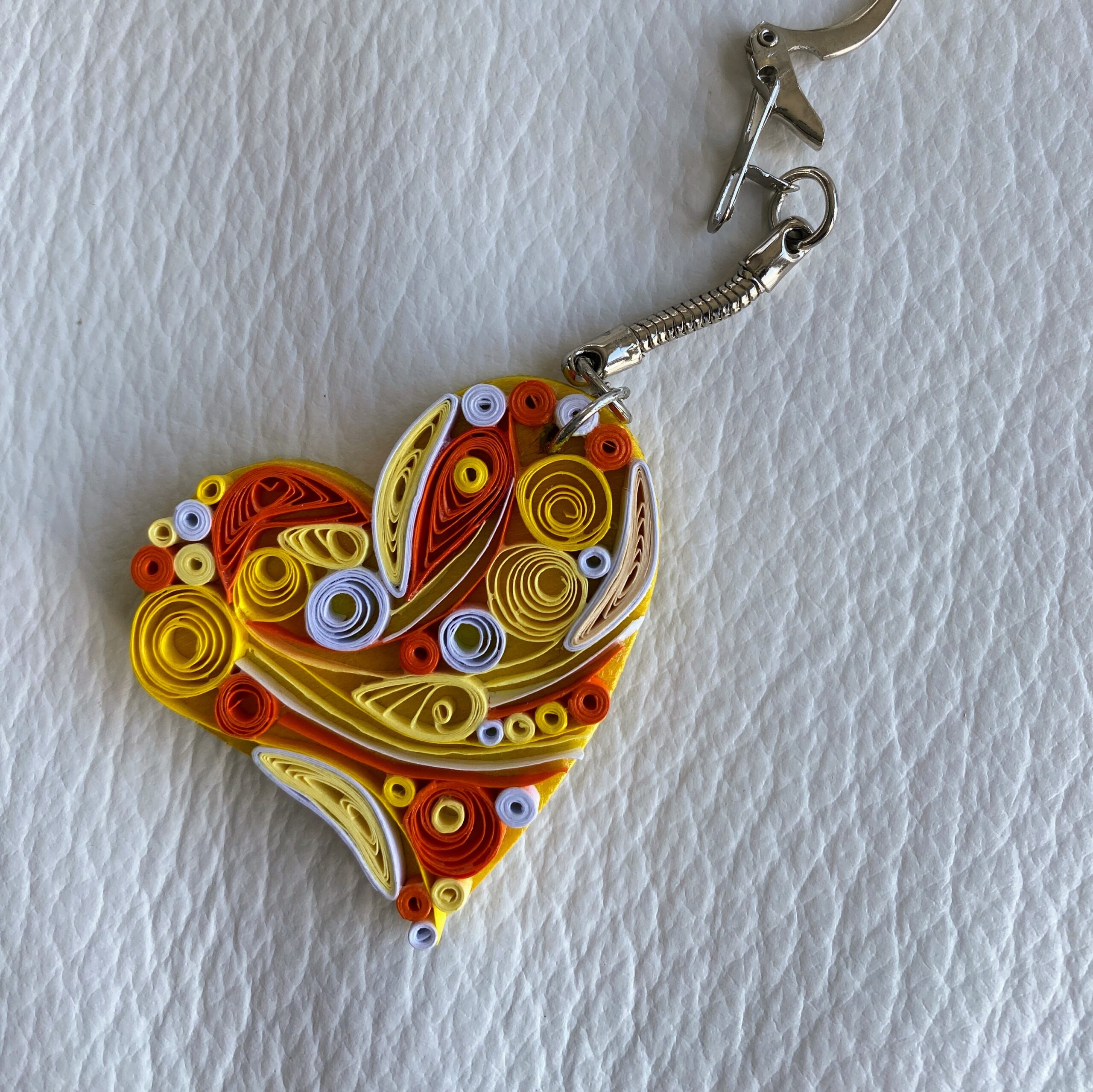P0RTE CLES COEUR JAUNE QUILLING PORTE CLES COEUR JAUNE