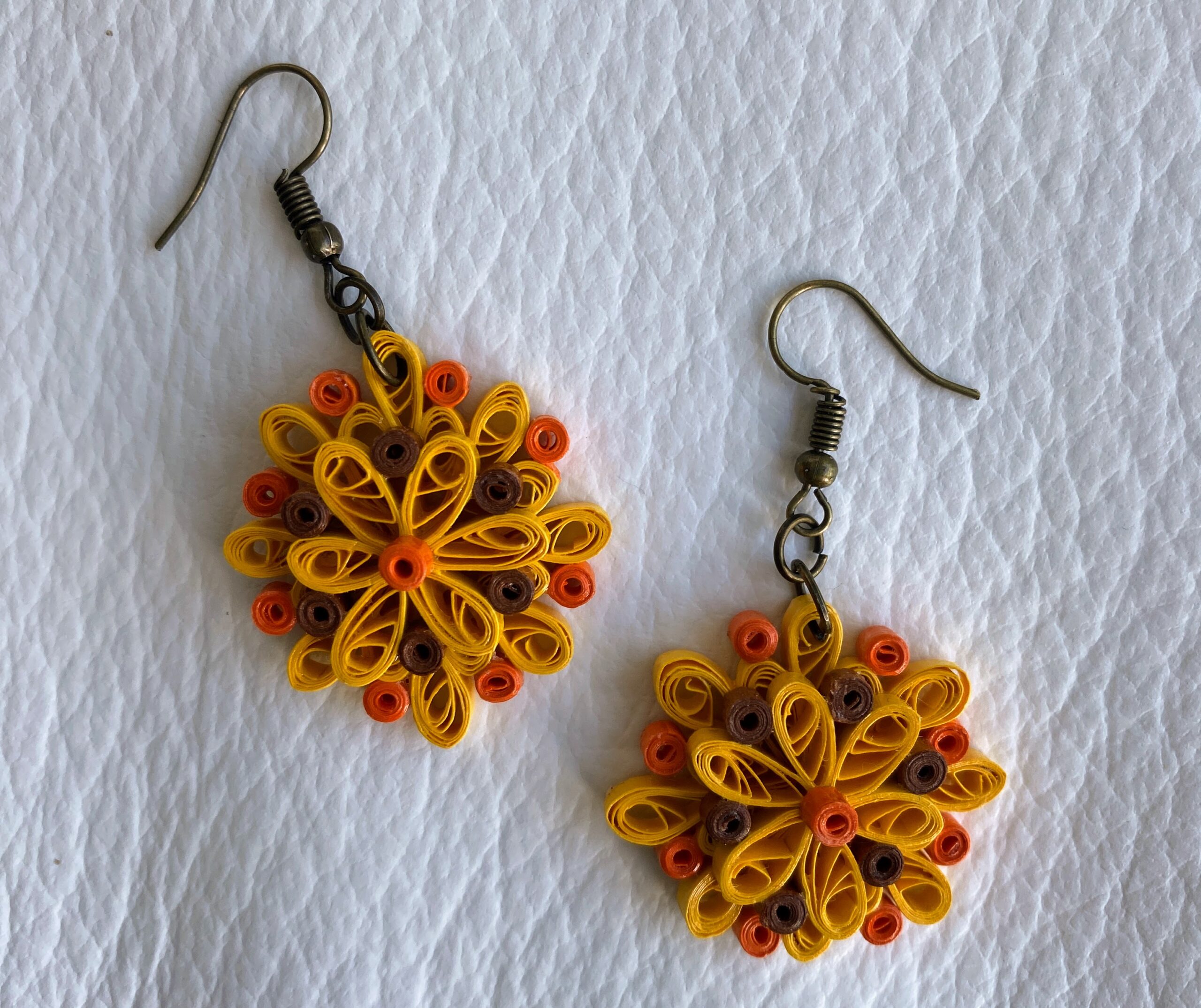 BOUCLES FLEURS RONDES JAUNES QUILLING BOUCLES FLEURS
