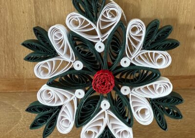 QUILLING FLEUR DE NOEL BLANCHE ET VERTE DISPONIBLE